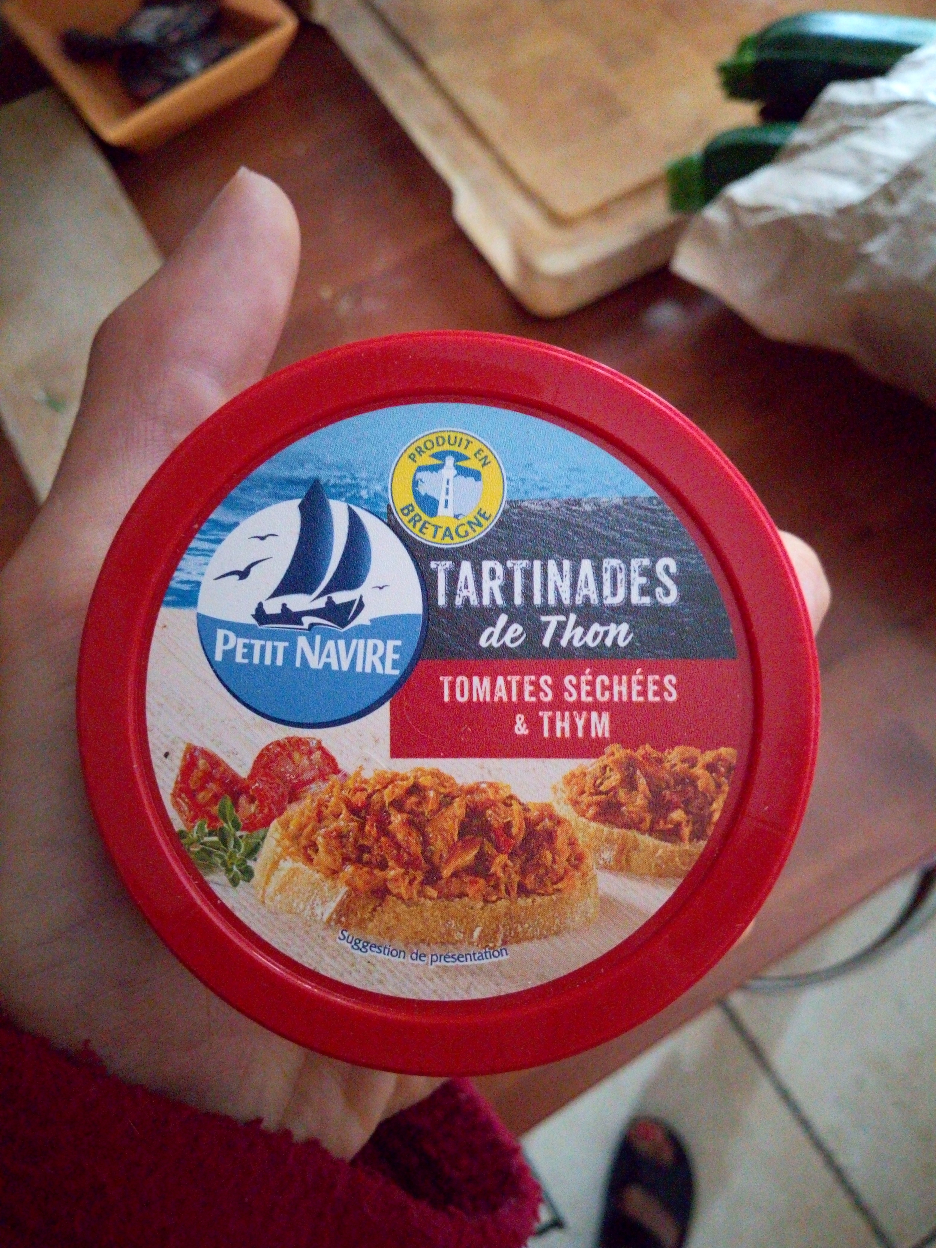 Tartinades de thon, tomates séchées et thym